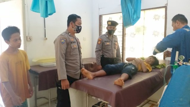 RP korban selamat dari gigitan buaya saat berada di Klinik Pertamina, Kutai Timur. (Istimewa)