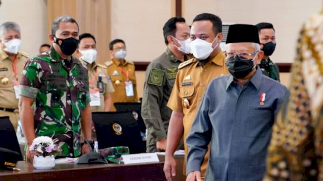 Wakil Presiden RI Ma'ruf Amin, didampingi Plt Gubernur Sulsel Andi Sudirman Sulaiman, saat Rapat Sosialisasi Mall Pelayanan Publik dan Pemberdayaan UMKM di Ruang Rapat Pimpinan Kantor Gubernur Sulawesi Selatan, Senin (31/1/2022).
