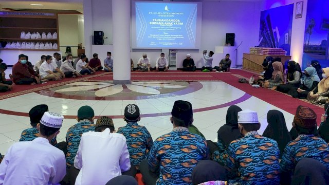 PT SCI (Perseroda) Sulsel saat menggelar dzikir dan santunan kepada anak panti asuhan, Jumat (31/12/2021).