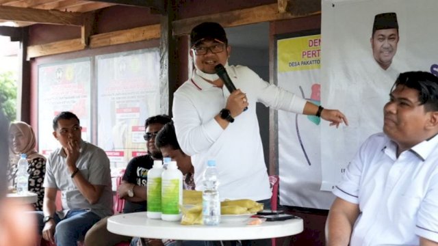 Wakil Ketua DPRD Sulsel, Darmawangsyah Muin saat menyapa warga Kecamatan Bontomarannu, Kabupaten Gowa, Senin (3/1/2022).