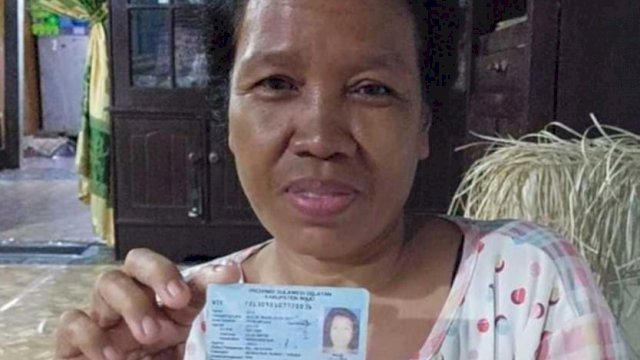 Sita, warga Kabupaten Wajo yang mendapatkan hadiah satu unit rumah dalam acara Gebyar e-KTA DPW NasDem Sulsel.