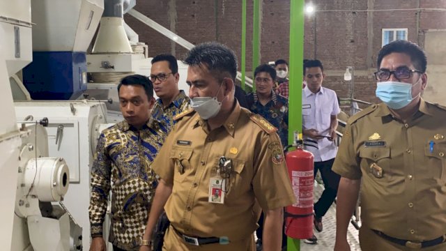 Wakil Ketua DPRD Sulsel, Syaharuddin Alrif saat meresmikan pabrik penggilingan padi di Sidrap, Senin (10/1/2022).