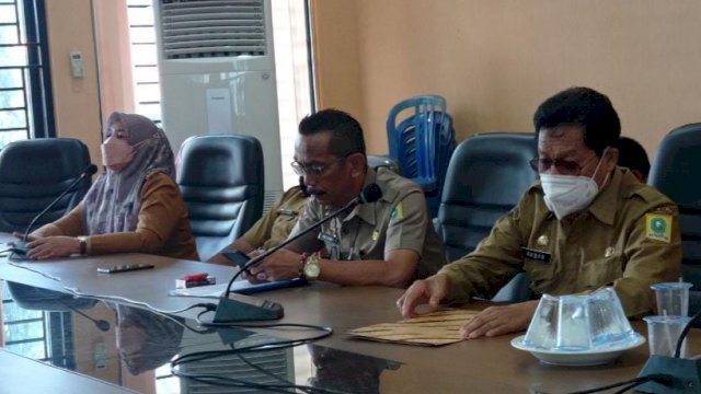 Sekda Sinjai Drs Akbar (kanan) saat menghadiri RDP bersama DPRD Sinjai terkait Pilkades serentak, Selasa (11/1/2022).