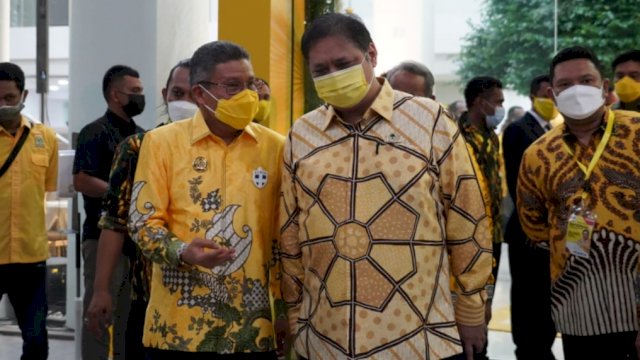 Ketua DPD I Golkar Sulsel, Taufan Pawe (kiri) bersama Ketua Umum DPP Partai Golkar, Airlangga Hartarto.