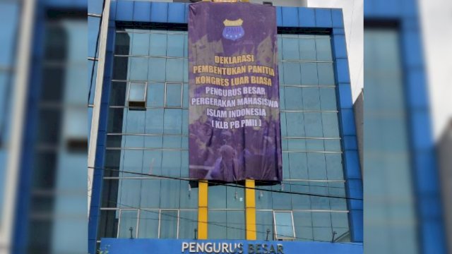 Penampakan gedung Sekretariat PB PMII yang ditutupi spanduk besar Deklarasi Pembentukan Panitia KLB PB PMII.
