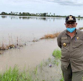 Tinjau Lokasi Banjir, Wabup Lutfi Halide Ingatkan Masyarakat Jaga Kesehatan