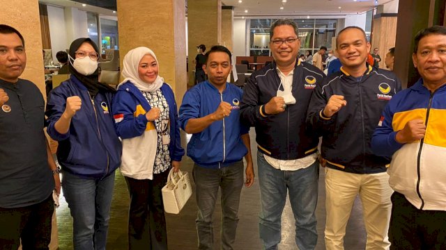 Sekretaris DPW NasDem Sulsel, Syaharuddin Alrif (tengah) bersama tiga kader baru Partai NasDem yang baru saja bergabung, Jumat (21/1/2022) malam.