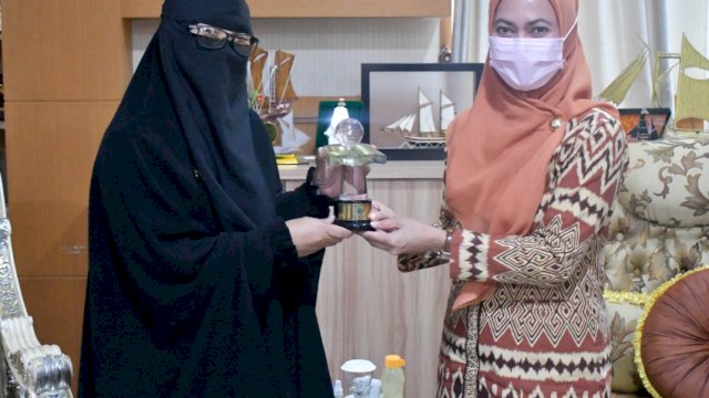 Bupati Luwu Utara, Indah Putri Indriani (kanan) saat menerima penghargaan sebagai daerah dengan Perpustakaan Berbasis Inklusi Sosial Terbaik di Indonesia.