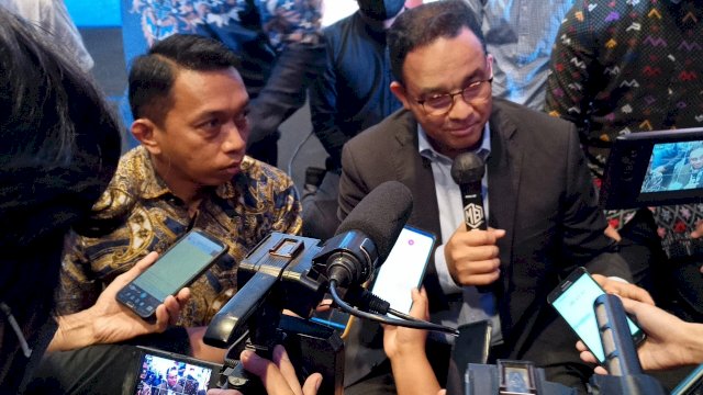 Gubernur DKI Jakarta, Anies Baswedan (kanan) didampingi Sekretaris DPW NasDem Sulsel, Syaharuddin Alrif dalam kunjungannya ke Makassar, Sabtu (22/1/2022).