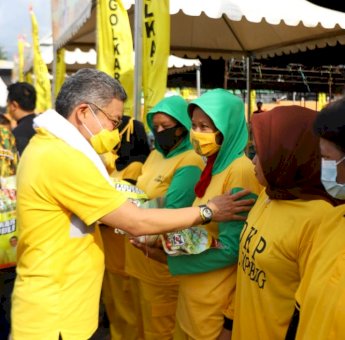 Puluhan Petugas Kebersihan Soppeng Dapat Bantuan Sembako dari Golkar