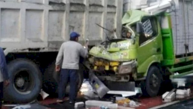 Penampakan kecelakaan yang melibatkan dua truk besar di Jalan Gatot Subroto, Jakarta Selatan, Minggu (23/1/2022) pagi.