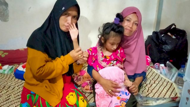 Nur (14 tahun) saat dipangkuan ibunya