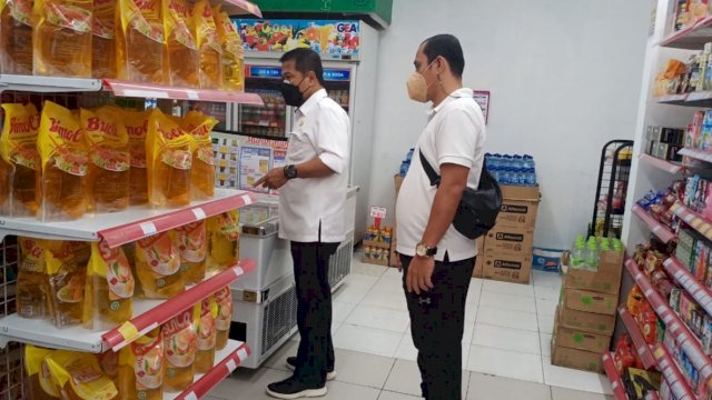 Dinas Perdagangan dan Perindustrian Kabupaten Gowa saat melakukan pemantauan stok dan harga minyak goreng di sejumlah toko ritel dan swalayan.