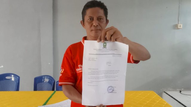 Ketua BPD Saukang, Muhammad Ridwan Arief memperlihatkan surat penyampaian kepada seluruh anggota BPD untuk mengedepankan netralitas di Pilkades serentak Kabupaten Sinjai.