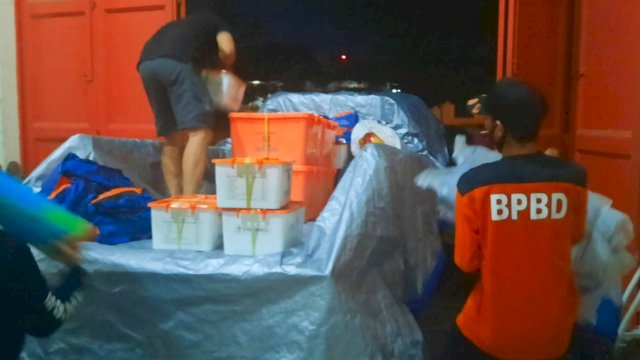 Proses pengemasan bantuan logistik yang akan dikirim Pemprov Sulsel untuk korban kebakaran di Kabupaten Bantaeng.