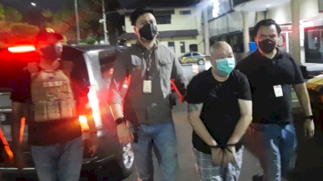 Satreskrim Polres Metro Jakarta Barat saat menangkap pelaku pembunuh M, Sabtu (29/1/2022).