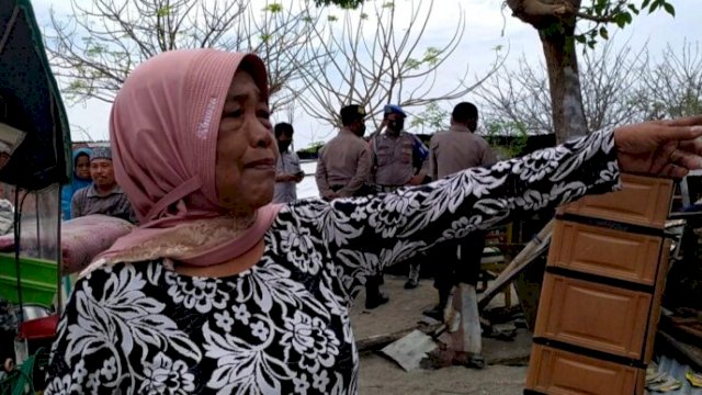 Hadriati, salah seorang warga korban pembongkaran di Pantai Merpati, Kabupaten Bulukumba.