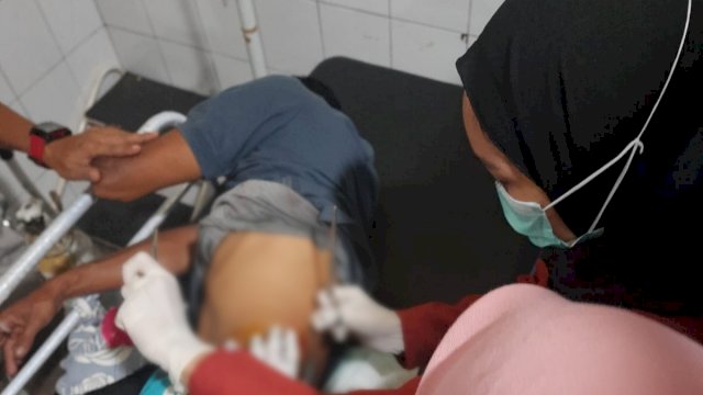 Abdul Gani saat menjalani perawatan di Puskesmas usai digigit Buaya berukuran 3 meter. (Istimewa)