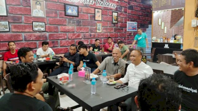 Wakil Wali Kota Palopo Rahmat Masri Bandaso (RMB), saat berbincang santai dengan Kader-kader muda Muhammadiyah Kabupaten Wajo, di Warkop dan Resto Acci Callaccu Sengkang, Minggu (30/01/2022) malam.