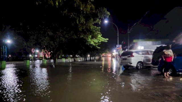 Kondisi Jalan Poros Jeneponto-Bantaeng, tepatnya di Depan Pasar Tradisional Karisa, Kecamatan Binamu, Rabu (19/01/2022) malam.