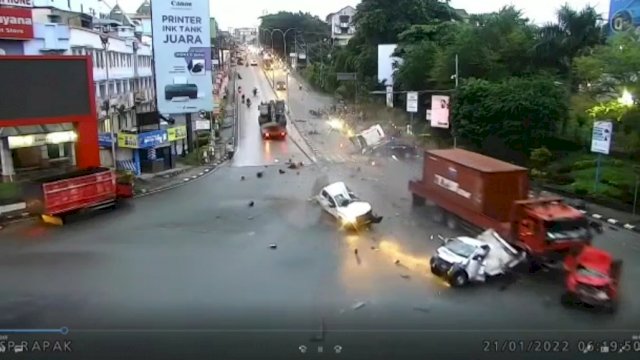 Tangkapan Layar CCTV Mobil Tronton Pengangkut Kontainer menabrak puluhan kendaraan di Lampu Merah Simpang Rapak Kota Balikpapan, Jumat (21/01/2022).