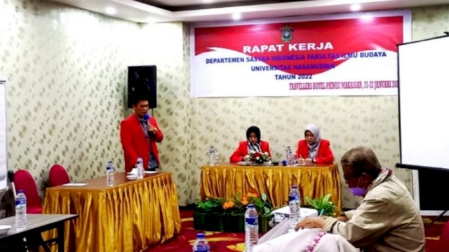 Dekan Fakultas Ilmu Budaya Unhas Prof. Dr. M.Akin Duli, M.A. membuka Rapat Kerja Departemene Sastra Indonesia di Hotel Travellers Phinisi Makassar, Jumat (21/01/2022).