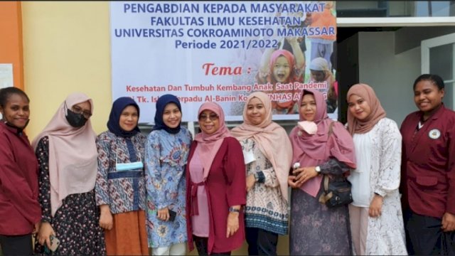 Rombongan UCM berfoto bersama usai pelaksanaan kegiatan pengabdian masyarakat di TKIT Al Bani Antang, Sabtu (29/01/2022).