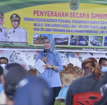 Bupati Luwu Utara Serahkan Bantuan Hibah Sarana Kegiatan Budidaya Perikanan Di Malangke