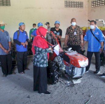 Sartono Serap Aspirasi dan Salurkan Bantuan Traktor untuk Petani di Pacitan-Ponorogo