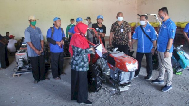 Penyerahan bantuan kepada kelompok Petani