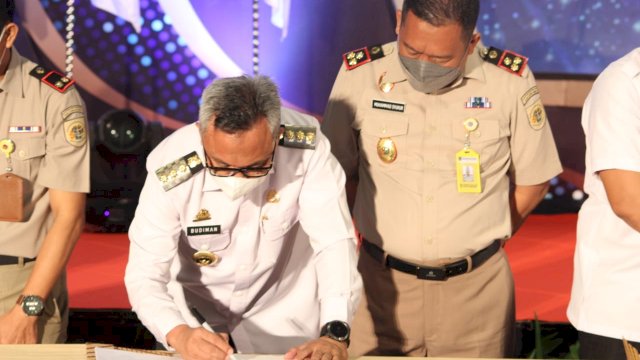 Bupati Luwu Timur, Budiman didampingi Kepala Badan Pertanahan Nasional (BPN) Luwu Timur, M. Syukur melakukan penandatanganan Momerandum of Understanding (MoU) dan perjanjian kerjasama bersama BPN Provinsi Sulsel, di Hotel The Rinra Makassar, Kamis (6/1/2022).