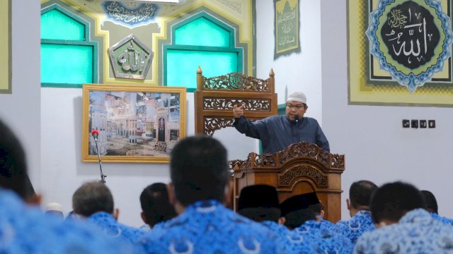 Ustad Dr Firanda Andirja, LC, MA, saat membawakan kajian di Masjid Nurul Amir, Kompleks Kantor Gubernur Sulsel, Senin (17/01/2022).