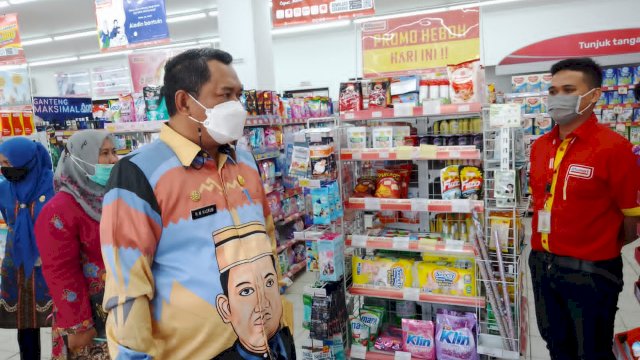 Kepala Dinas Perindustrian, Perdagangan, Koperasi, dan UKM (DP2KUKM) Luwu Utara, Muhammad Kasrum, langsung melakukan pemantauan di sejumlah ritel modern dalam kota Masamba. Kamis (20/1/2022)