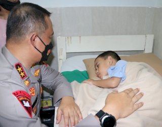 Kedua Orang Tua Kritis, Kapolda Kaltim Kunjungi Balita Korban Kecelakaan Beruntun