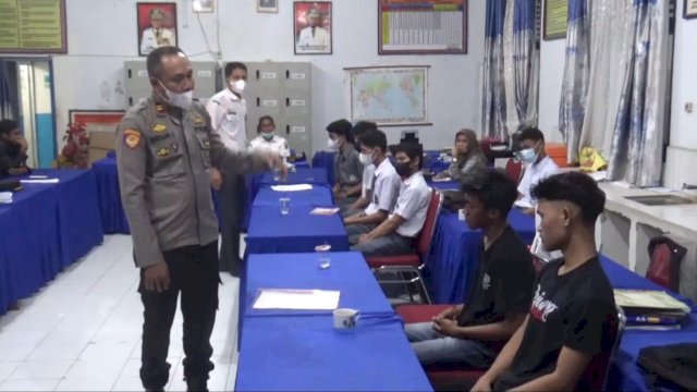 edua orangtua korban dan para pelaku didamikan oleh pihak Sekolah dan Kepolisian Polsek Galesong di SMAN 5 Galesong.