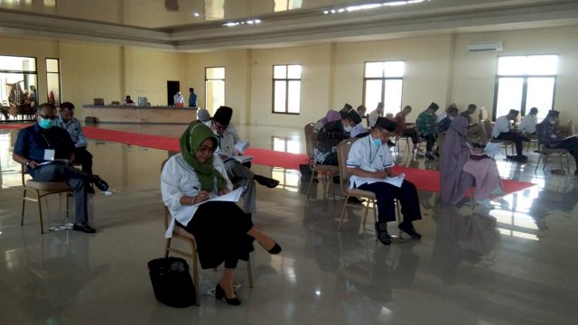 Para Peserta Mengikuti test tulis calon Pimpinan Baznas Sulbar 