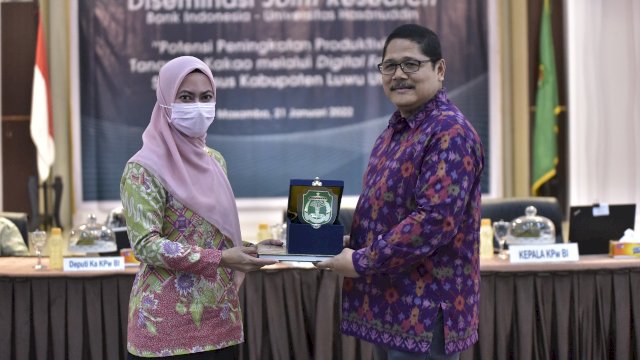 Bupati Luwu Utara, Indah Putri Indriani menyerahkan cendramata kepada Kepala Perwakilan Bank Indonesia Sulsel, Causa Imran Karana dalam acara Diseminasi Joint Research tentang Potensi Peningkatan Produktivitas Tanaman Kakao melalui Digital Farming di Aula La Galigo Kantor Bupati Luwu Utara. Kamis (22/01/2022)