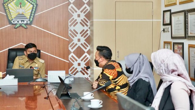 Bupati Gowa Adnan Purichta Ichsan, saat menerima Kepala Cabang BRI Sungguminasa Janarka Dwi Atmaja dan jajarannya di ruangannya di Kantor Bupati Gowa, Senin (24/01/2022). (Istimewa)