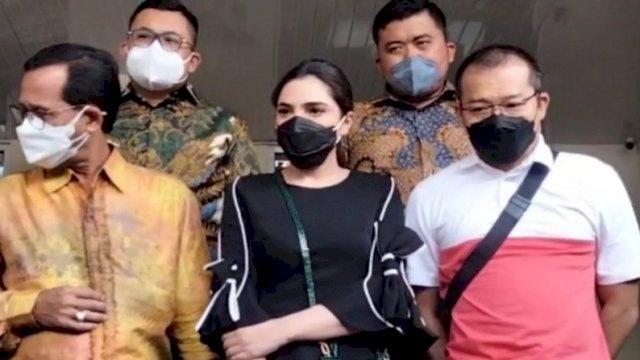 Anang Hermansyah dan Isterinya Ashanti, saat mendatangi Polda Metro Jaya, Jumat (04/02/2022).