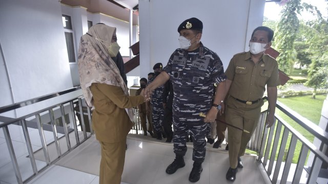 Bupati Luwu Utara Indah Putri Indriani, menyambut kedatangan Komandan Pangkalan Utama TNI AL VI Makassar, Laksma TNI Dr. Benny Sukandari di Kantor Bupati Luwu Utara, Senin (14/02/2022). (Foto. Bayu Firmansyah/Republiknews.co.id)