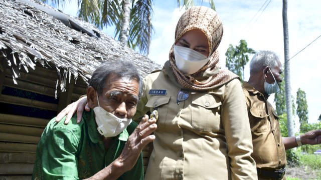 Bupati Luwu Utara Indah Putri Indriani, berbincang dengan Suwarjiman warga Desa Tolada, Kecamatan Malangke, Selasa (15/02/2022). (Foto. Bayu Firmansyah/Republiknews.co.id)