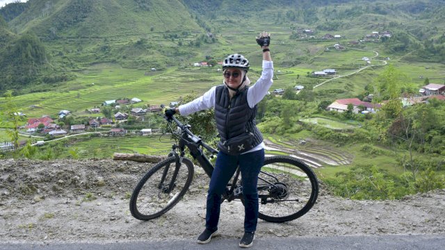 Bupati Luwu Utara Indah Putri Indriani berfoto usai bersepeda santai sembari menikmati keindahan alam Rongkong