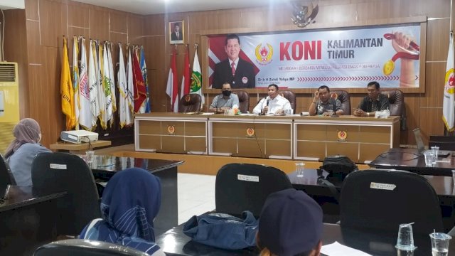 Pengurus KONI Kaltim saat menggelar jumpa pers terkait insiden pemukulan antar pengurus, Senin (31/1/2022).