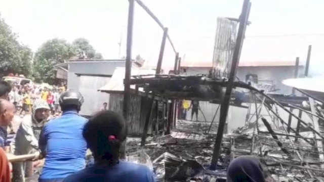 Satu unit rumah ludes terbakar di Binamu kabupaten Jeneponto, Selasa (1/2/2022).