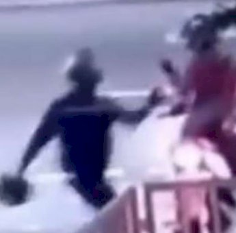 Terekam CCTV, Seorang Pria di Jakarta Dibacok OTK Saat Keluar Dari Rumah Sakit