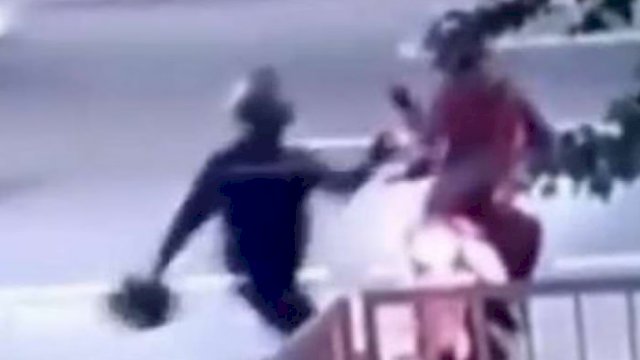 Tampilan CCTV Saat Seorang Pria di Jakarta Pusat Dibacok OTK Usai Keluar Dari Rumah Sakit.