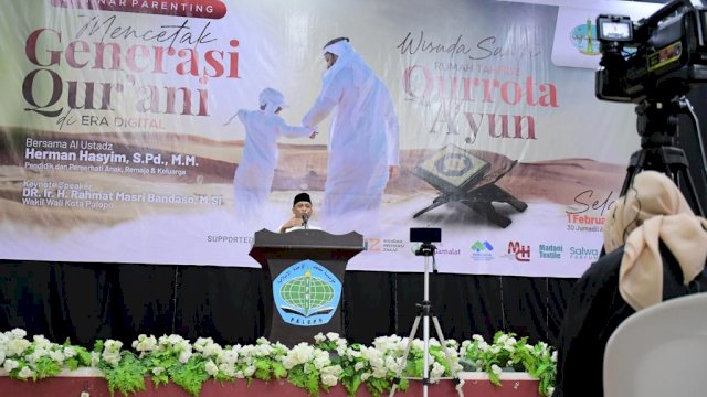 Wakil Wali Kota Palopo Rahmat Masri Bandaso Saat Menghadiri Seminar Parenting dengan tema "Mencetak Generasi Qur'ani di Era Digital" berlangsung di Merdeka Convention Hall (MCH) kota Palopo, Selasa (01/02/2022). 