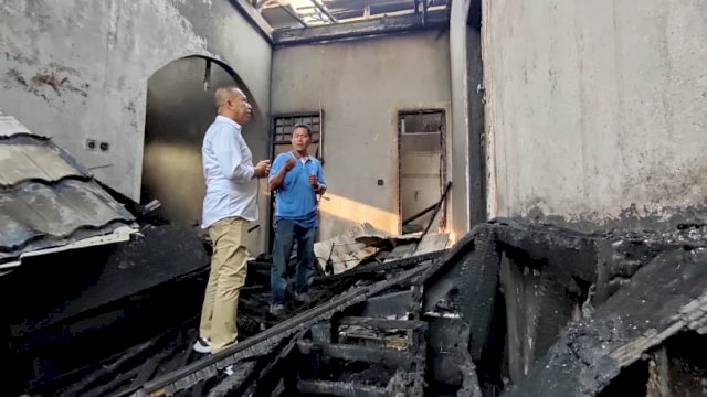 Wakil Wali Kota Palopo Rahmat Masri Bandaso (baju putih), berbincang dengan salah satu korban kebakaran di Binturu, Selasa (01/02/2022).