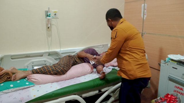 Plt Gubernur Sulsel Andi Sudirman Sulaiman, mengutus salah satu Timnya untuk memberikan bantuan kepada Polisi Heroik Ipda Muji Mughi diyang msdih terbaring di RSUD Kabupaten Jeneponto, Selasa (01/02/2022).
