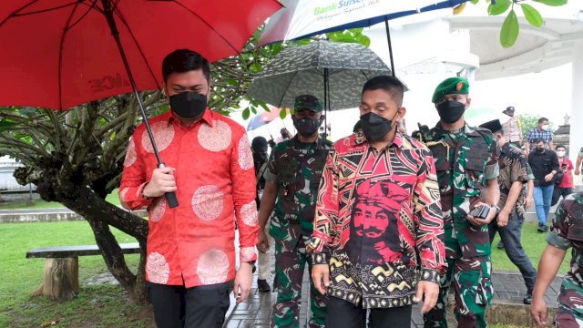 Bupati Gowa Adnan Purichta Ichsan, saat mendampingi langsung kunjungan pejabat baru Panglima Kodam (Pangdam) XIV Hasanuddin, Mayjen TNI Andi Muhammad saat melakukan ziarah makam di Makam Pahlawan Sultan Hasanuddin, Selasa (01/02/2022). (Istimewa)